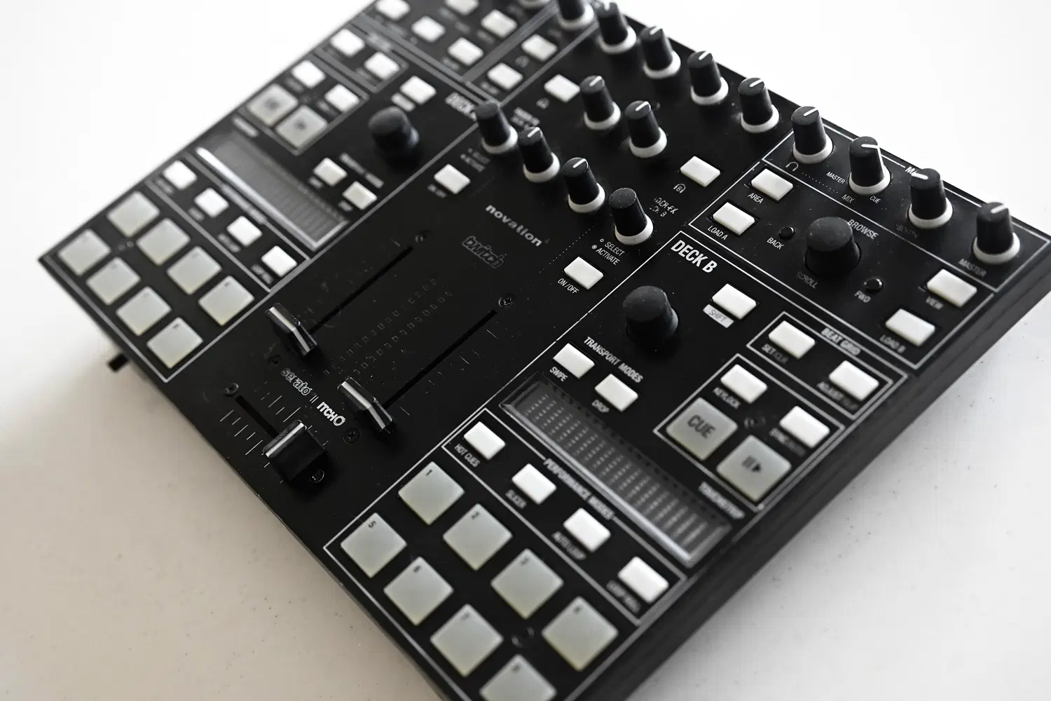 DJ CONTROLLER novation twitch|صوتی و تصویری|تهران, نیاوران|دیوار