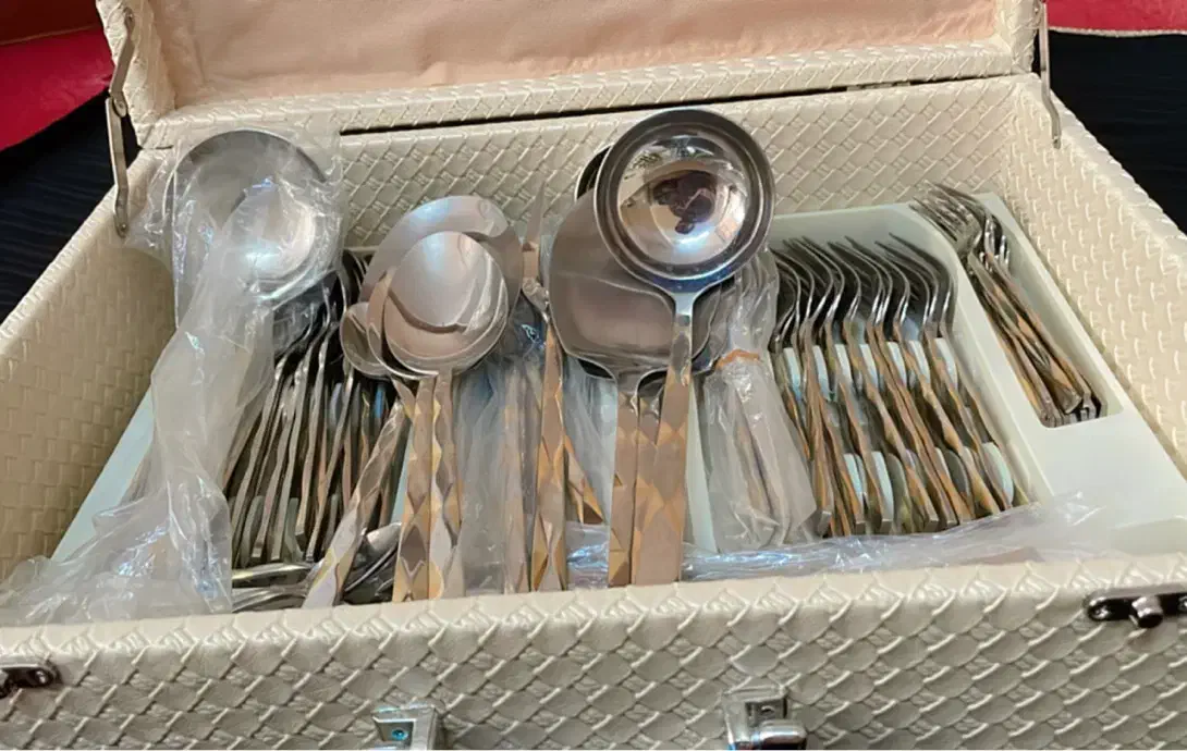 سری ۲۴ نفره قاشق و چنگال با چمدان نو|ظروف سرو و پذیرایی|کازرون, |دیوار
