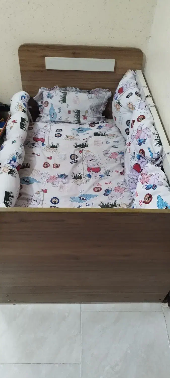 تخت کودک و دراور سه کشووه همراه تشک خوش خواب|تخت و صندلی بچه|شاهین‌شهر, مسکن مهر|دیوار