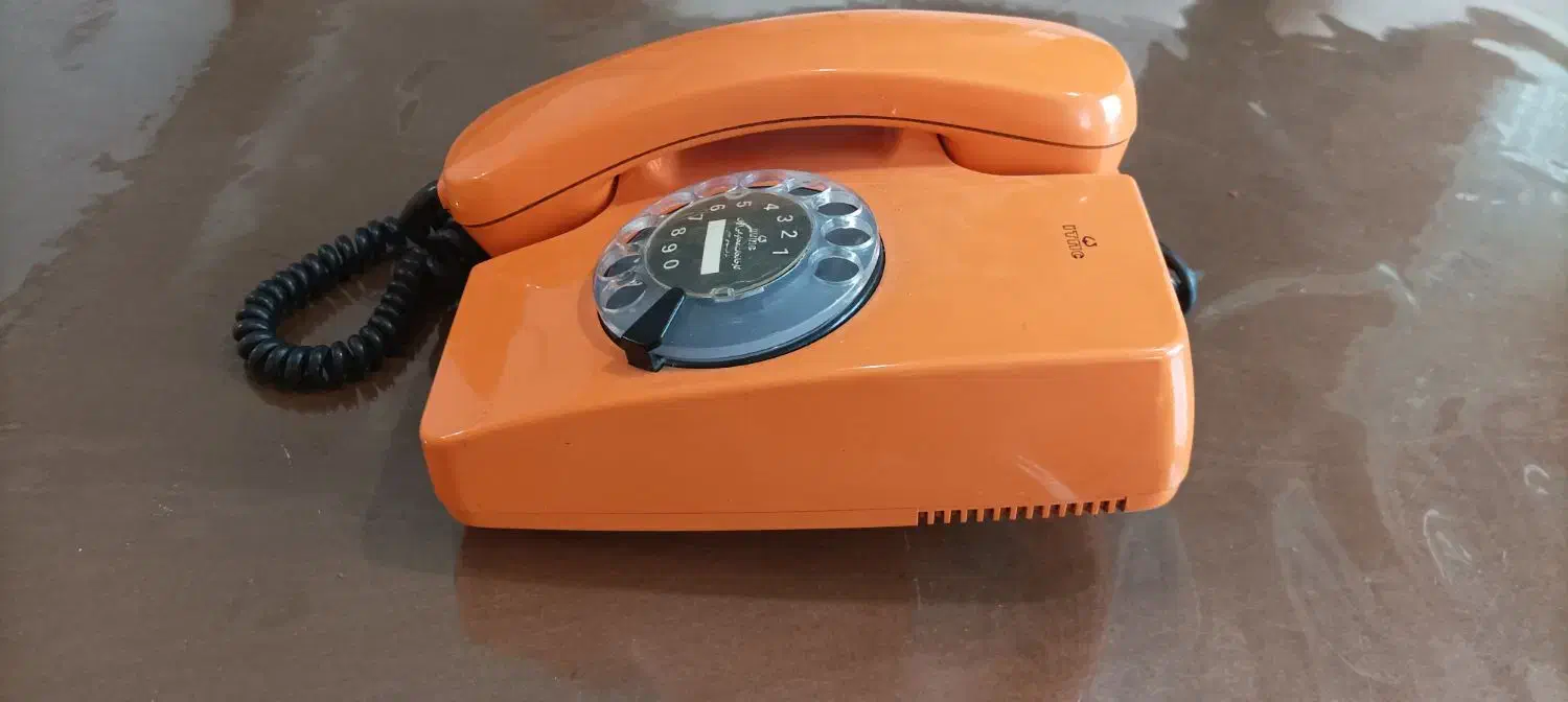 تلفن نارنجی آلمانی خوش رنگ و زیبا|تلفن رومیزی|رشت, گلسار|دیوار