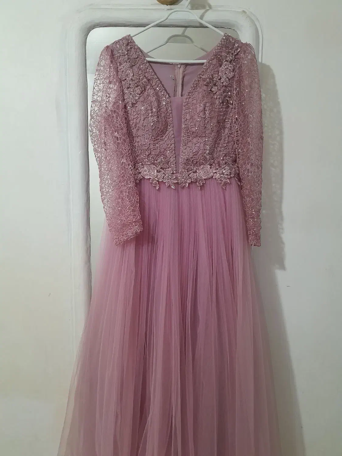 لباس مجلسی|لباس|میانه, |دیوار