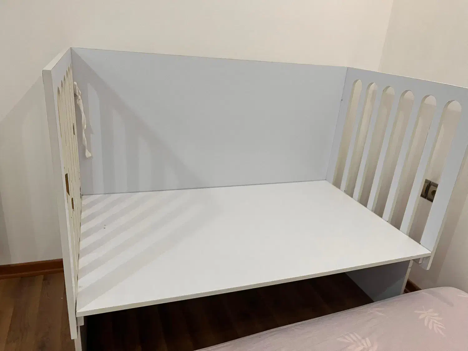 تخت نوزاد کنار مادر|تخت و صندلی بچه|رشت, معلم|دیوار