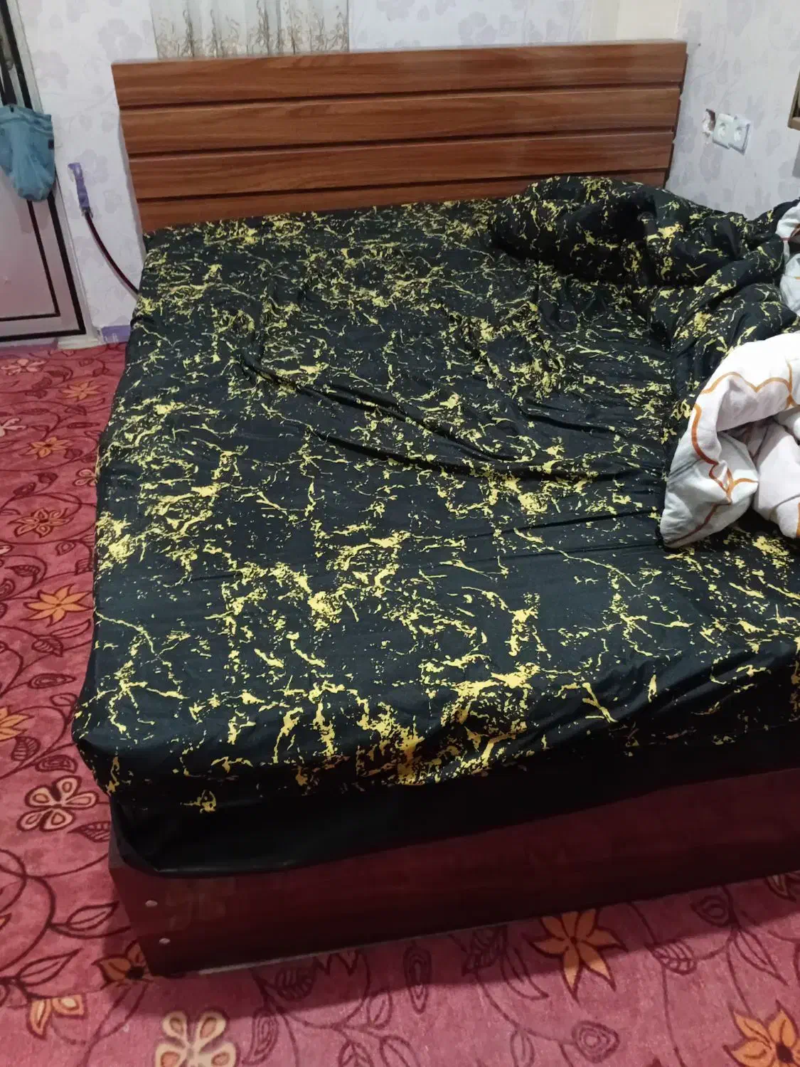 تخت خواب دو نفره. در حد نو با تشک|تخت و سرویس خواب|بهشهر, |دیوار