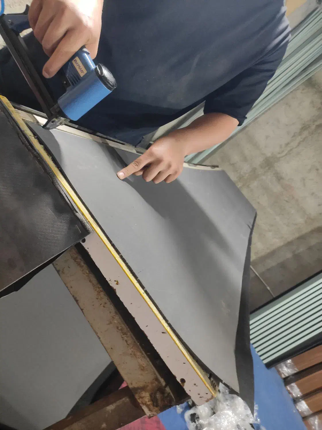 به تعدادی کارگر ساده جهت منگنه زنی ترمووال نیازمند|استخدام صنعتی، فنی، مهندسی|چهاردانگه (تهران), |دیوار