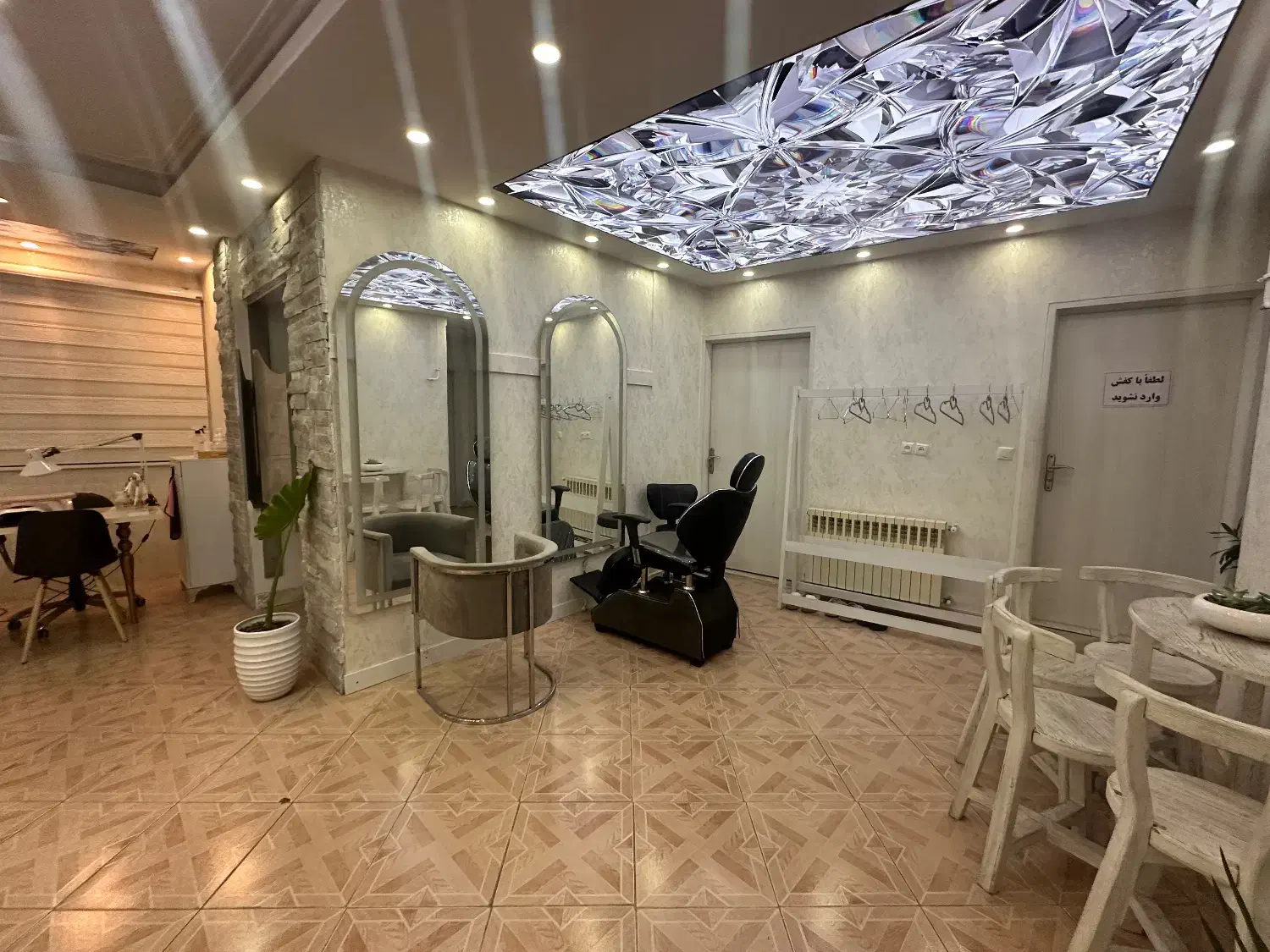 اجاره اتاق و لاین در سالن زیبایی گلسار|خدمات آرایشگری و زیبایی|رشت, کاکتوس|دیوار