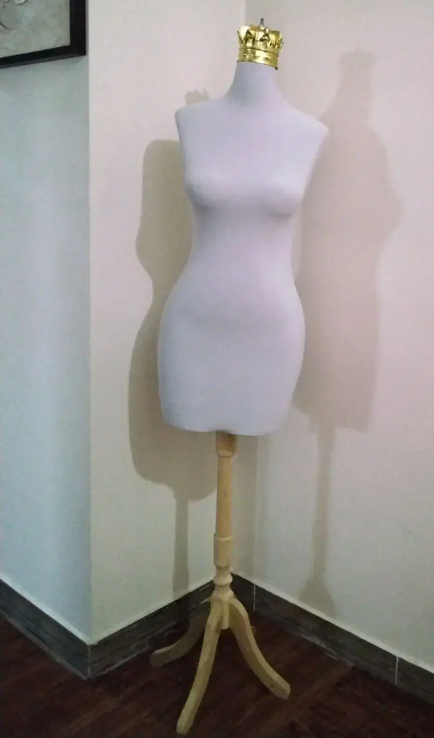 یک عدد مانکن لباس پایه چوبی|لوازم خیاطی و بافتنی|صفادشت, |دیوار