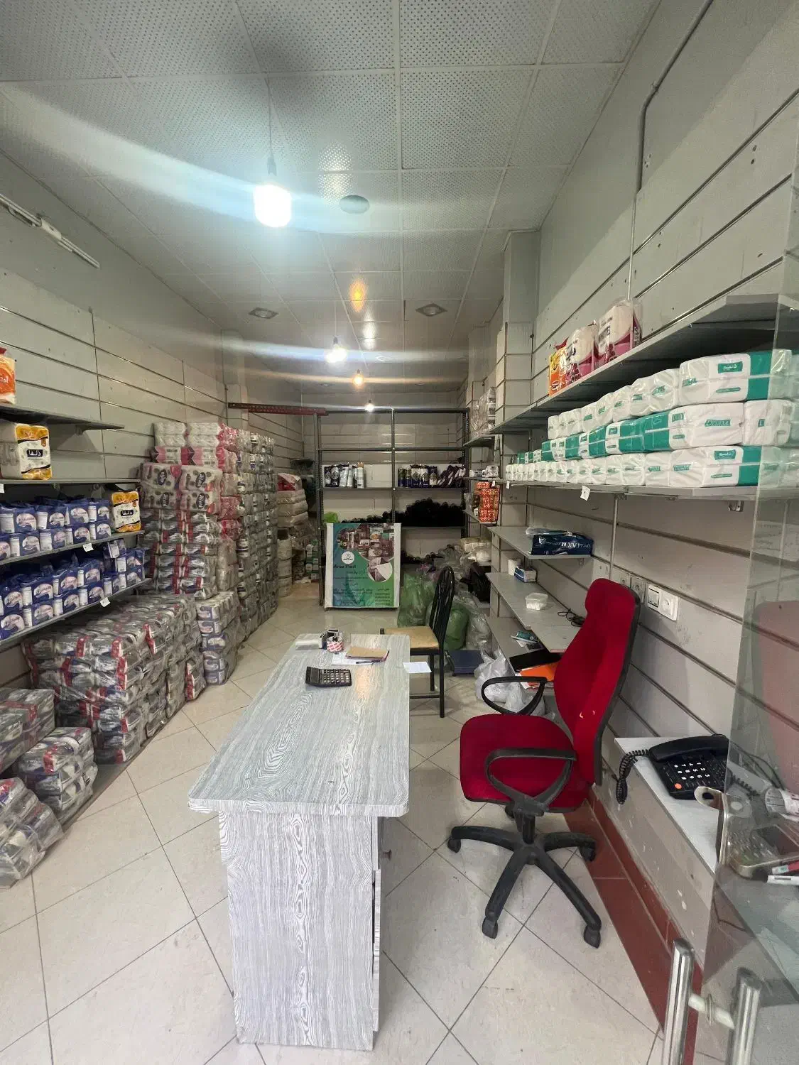 مغازه خیابان مدرس،۴۰متر(همراه با دکور و قفسه)|اجارهٔ مغازه و غرفه|سبزوار, بیهق شرقی|دیوار