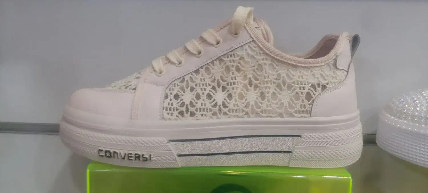 کفش نو|کیف، کفش، کمربند|بم, |دیوار