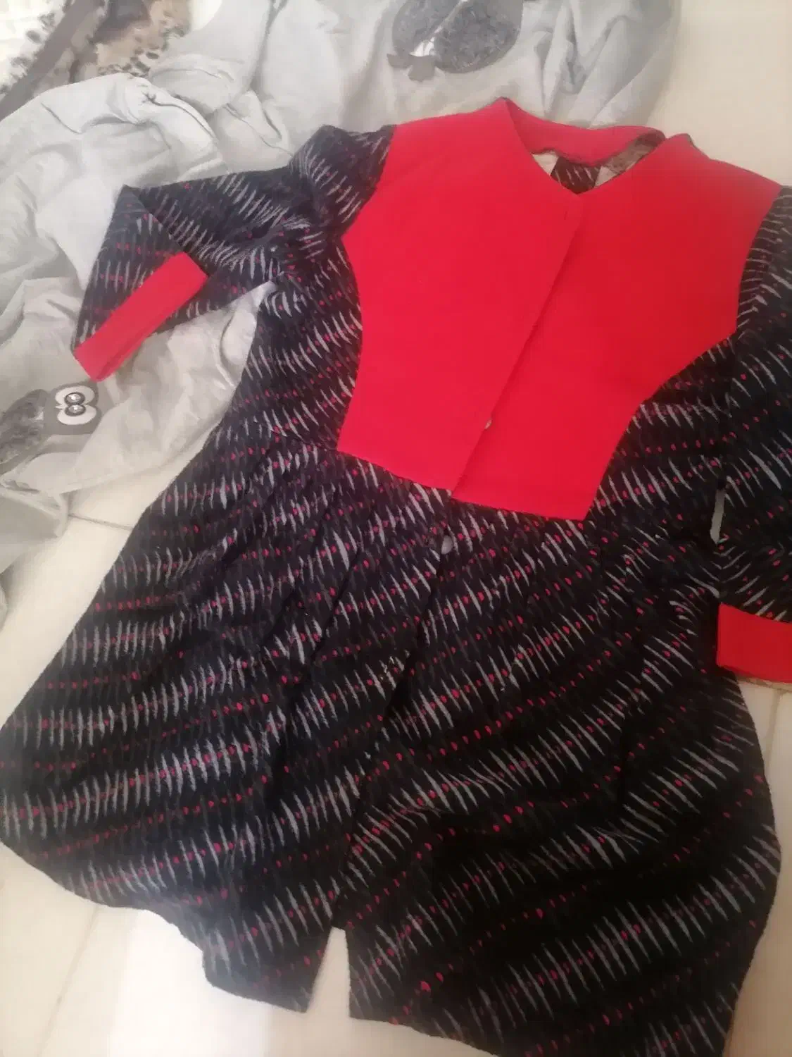 تعدادی لباس تمیز و سالم|لباس|ساری, |دیوار