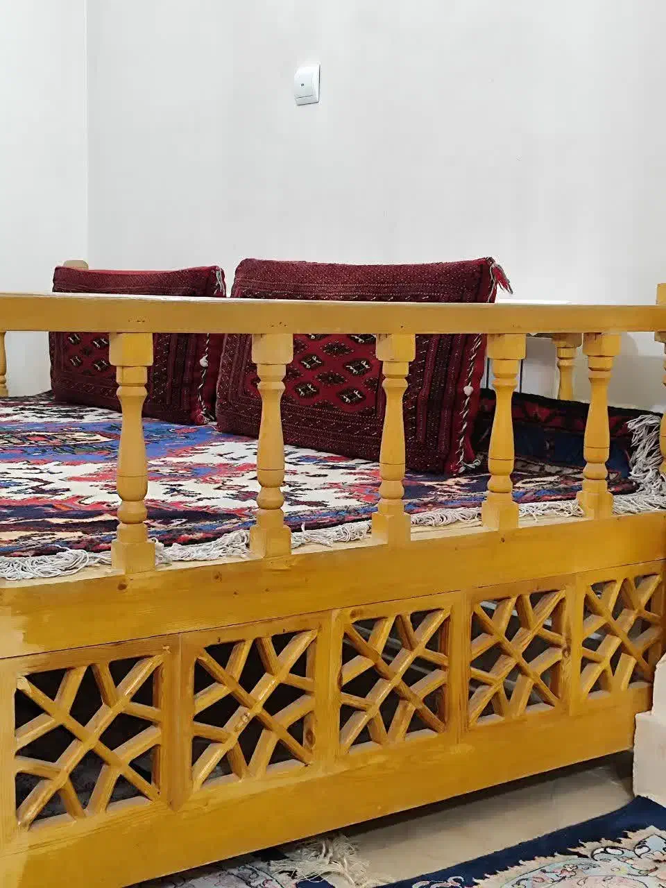 تخت سنتی چوبی|مبلمان خانگی و میز عسلی|قم, دورشهر|دیوار