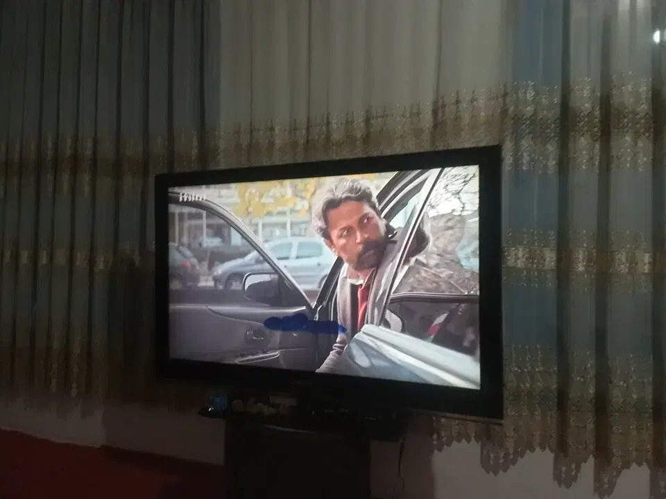 یه جفت فرش ماشینی یه تلویزیون سامسونگ مبل ۶نفره|فرش|لیسار, |دیوار