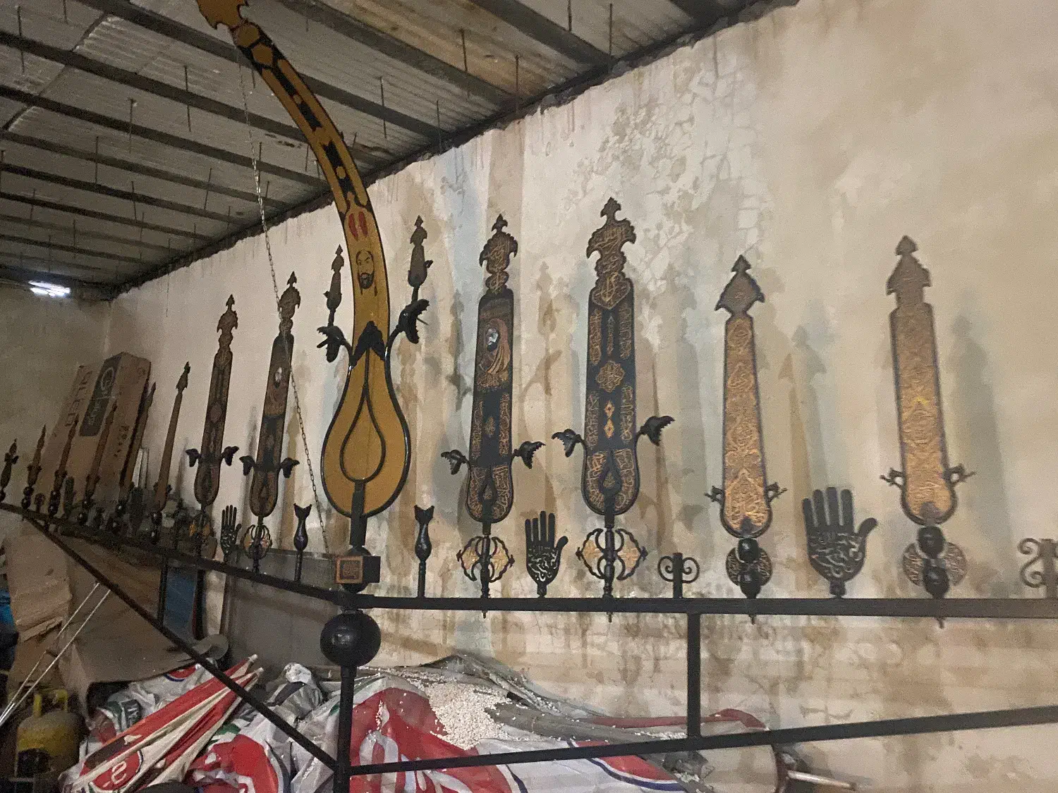 علامت محرم ۲۱ تیغه رنگ کاری شده طلائی|کلکسیون اشیاء عتیقه|چالوس, |دیوار