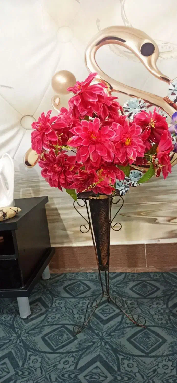 دو عدد گل مصنوعی در حد نو با گلدان|گل مصنوعی|کلاله, |دیوار