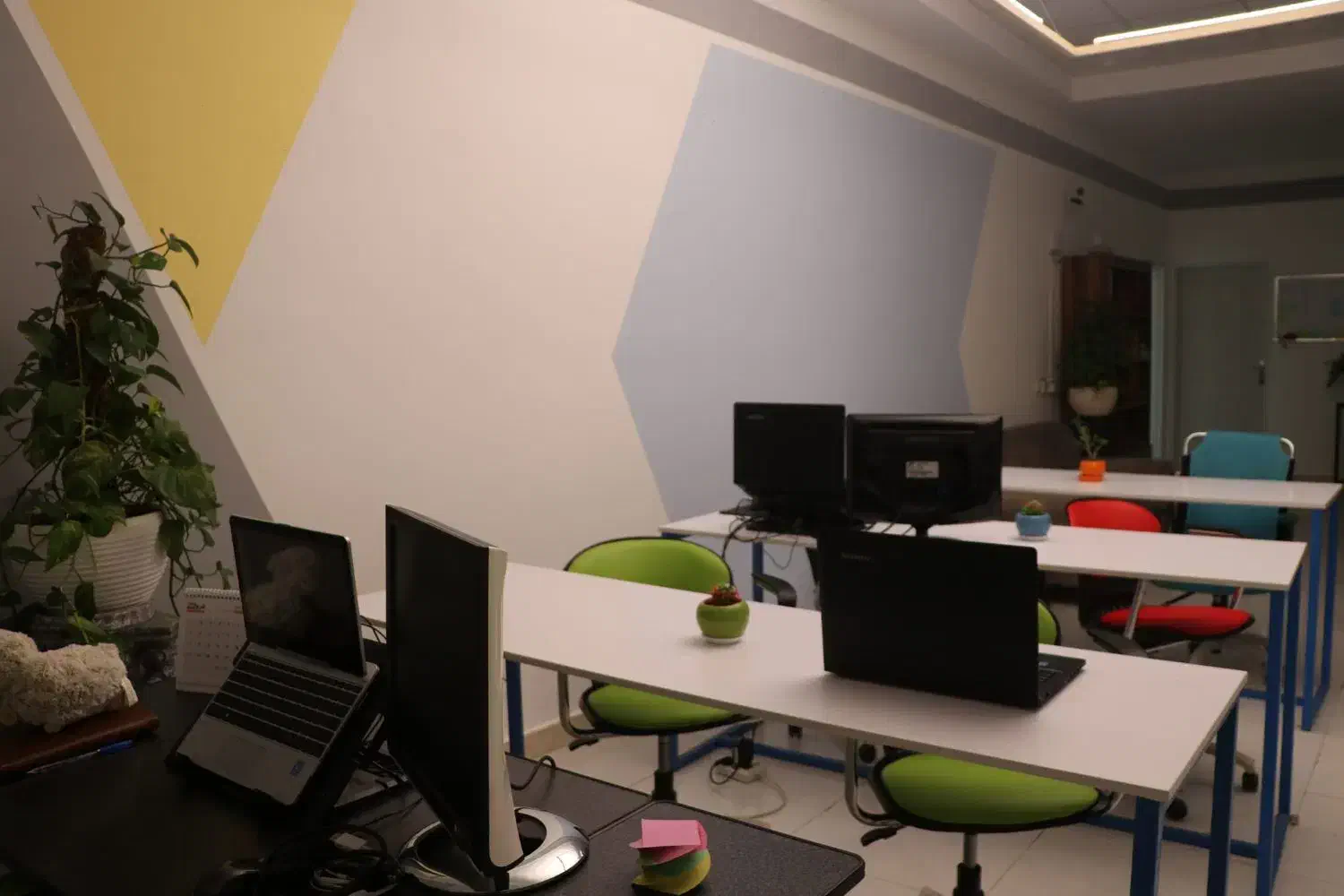 استخدام تیم تولید محتوا( ادیتور و طراح سایت)|استخدام رایانه و فناوری اطلاعات|اندیشه, اندیشه فاز ۱|دیوار