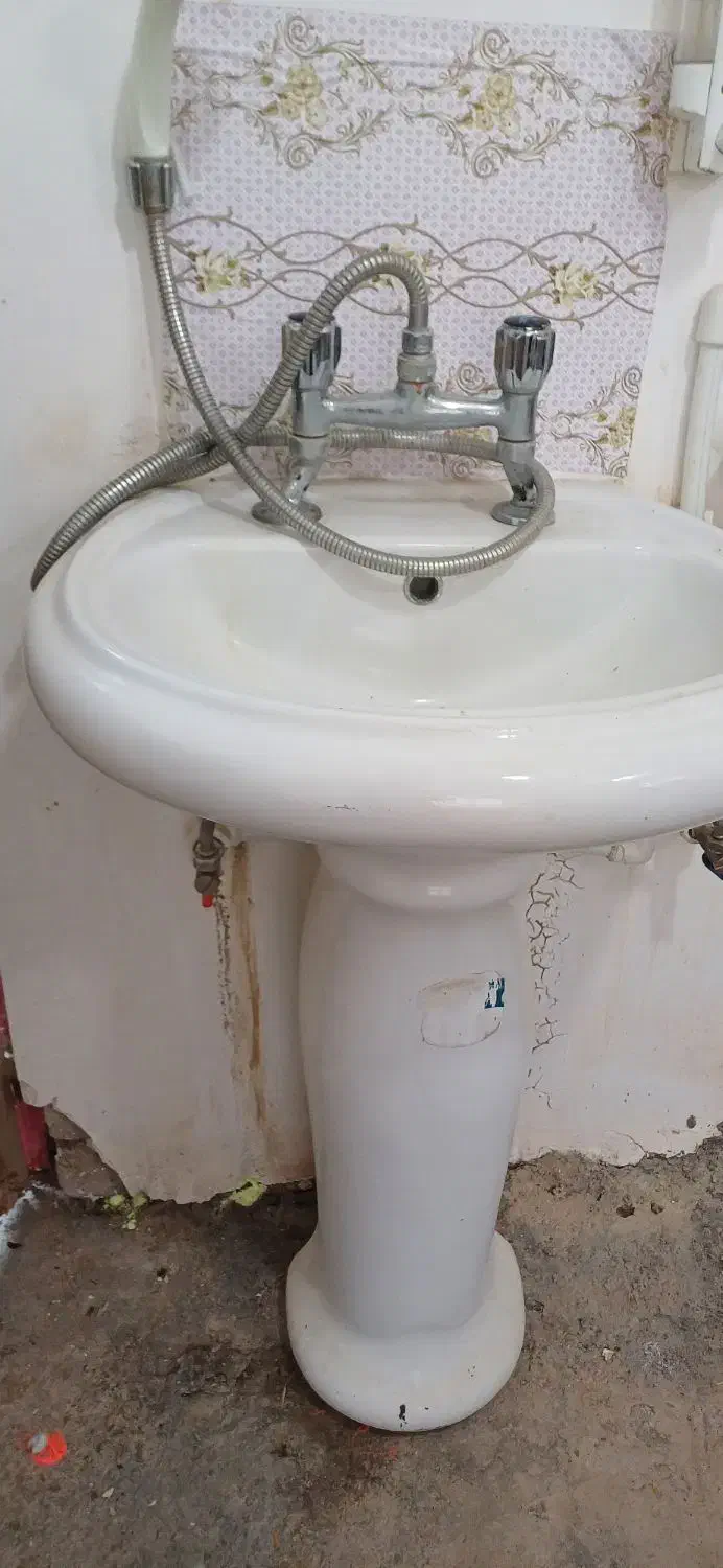 یک عدد روشویی|لوازم سرویس بهداشتی|مرند, |دیوار