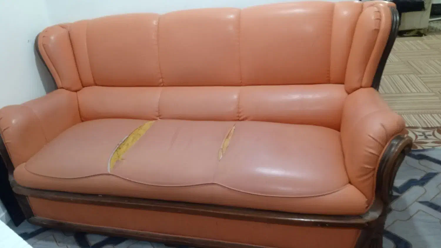 مبل سه نفره چرم فقد دو پارگی دارد|مبلمان خانگی و میز عسلی|اهواز, کوی علوی|دیوار