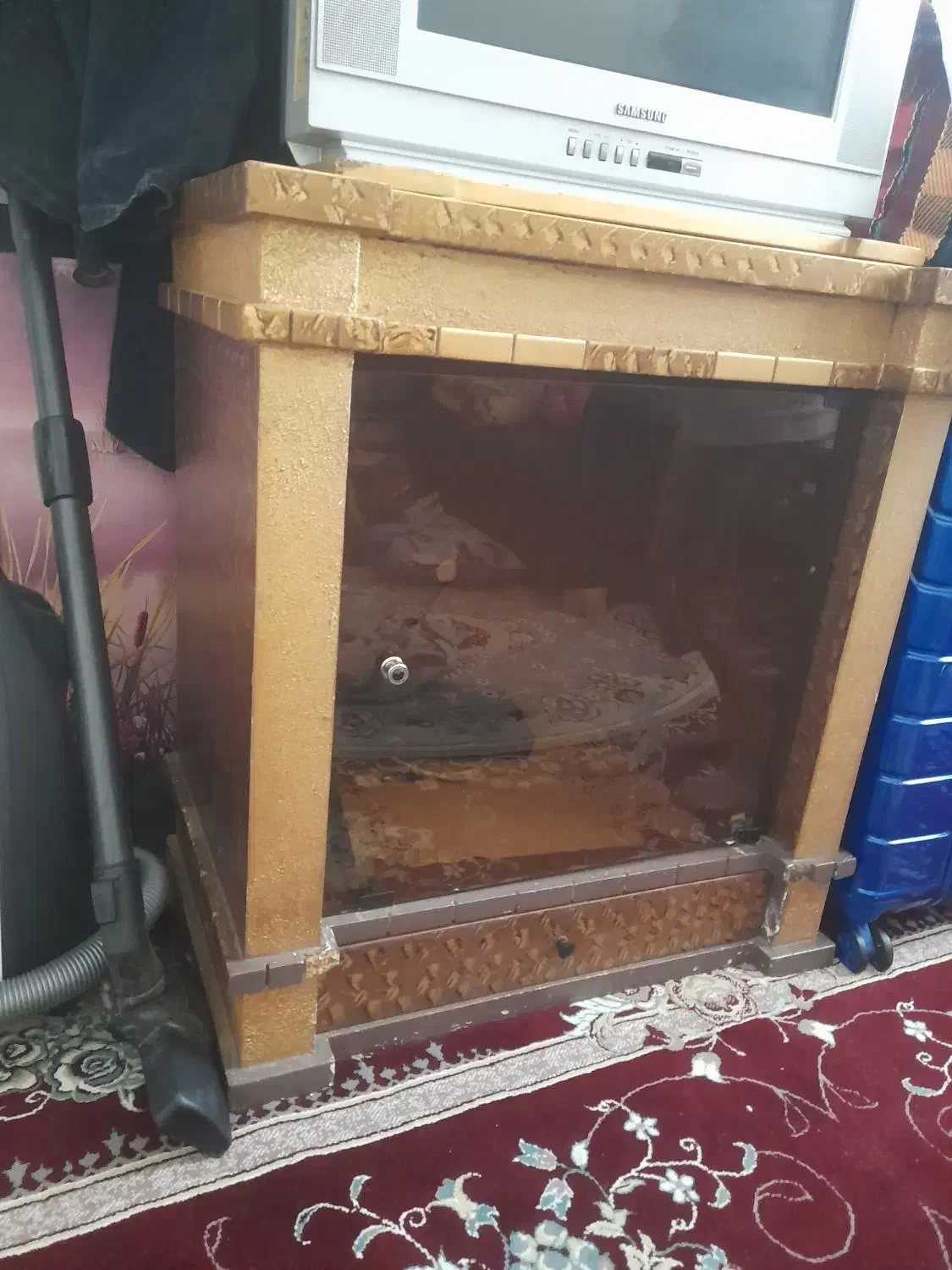 فروش تلویزیون و میز زیر تلویزیون|تلویزیون و پروژکتور|الیگودرز, |دیوار