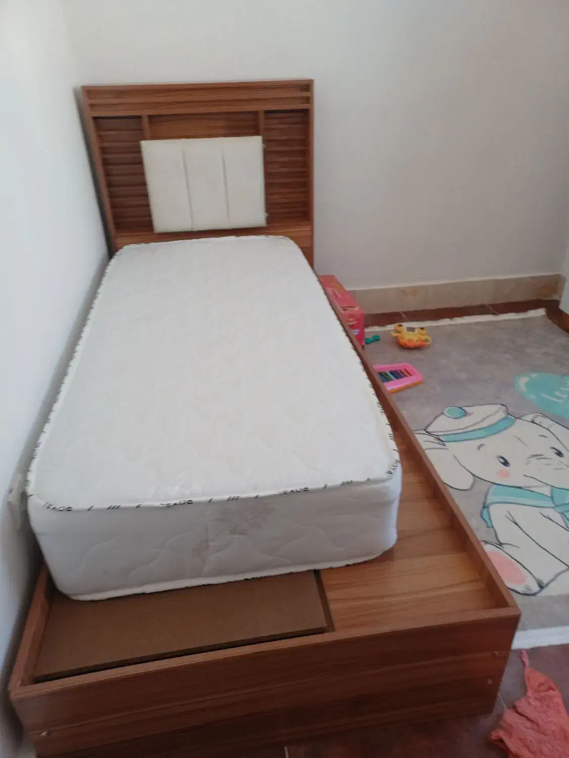 تشک نوجوان|تشک تختخواب|قرچک, میرزائی جنوبی|دیوار