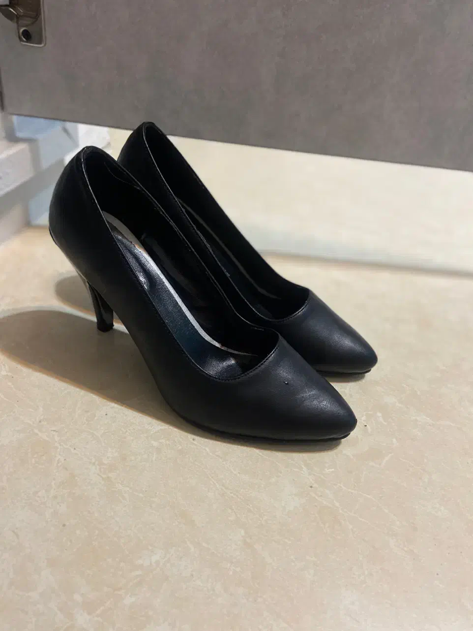 کفش مجلسی|کیف، کفش، کمربند|رشت, سعدی (تختی)|دیوار