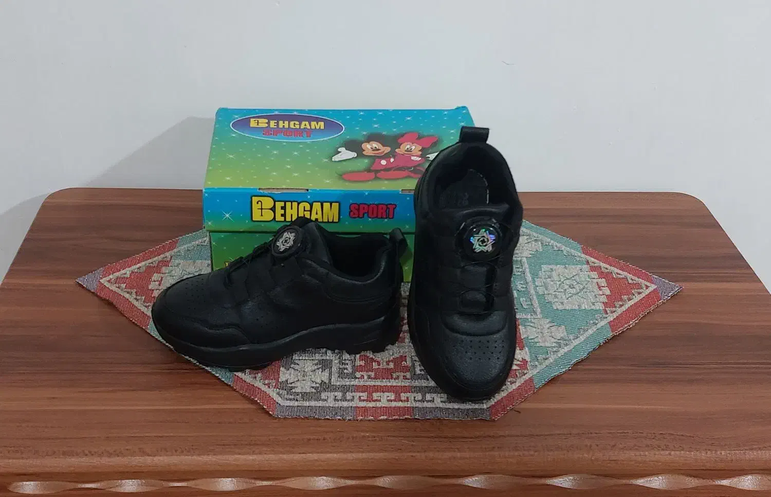 کتانی بچگانه|کفش و لباس بچه|تالش, هشتپر|دیوار