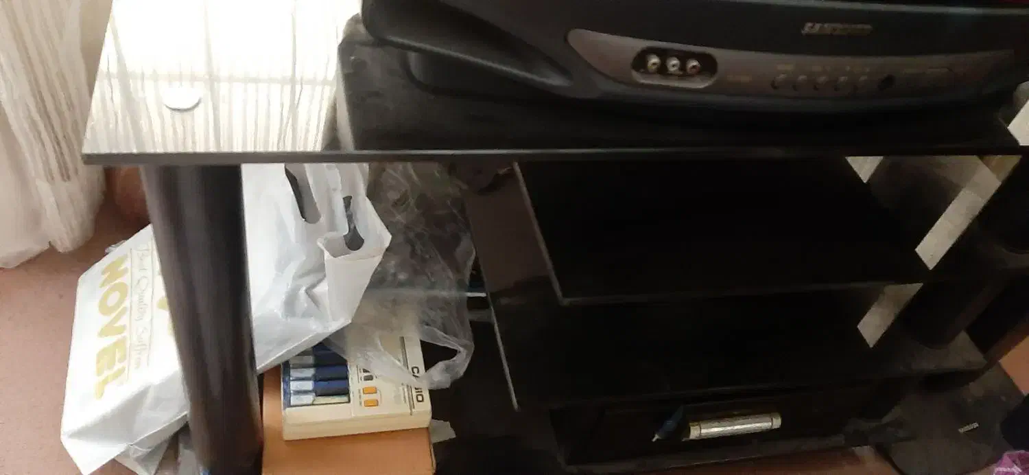 میز تلویزیون شیشه ای و تلویزیون سامسونگ|تلویزیون و پروژکتور|کرج, کوی امامیه|دیوار