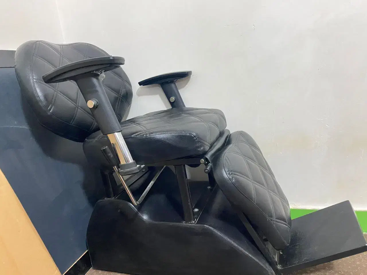 دکور آرایشگاه و صندلی اصلاح|آرایشگاه و سالنهای زیبایی|مسجد سلیمان, |دیوار