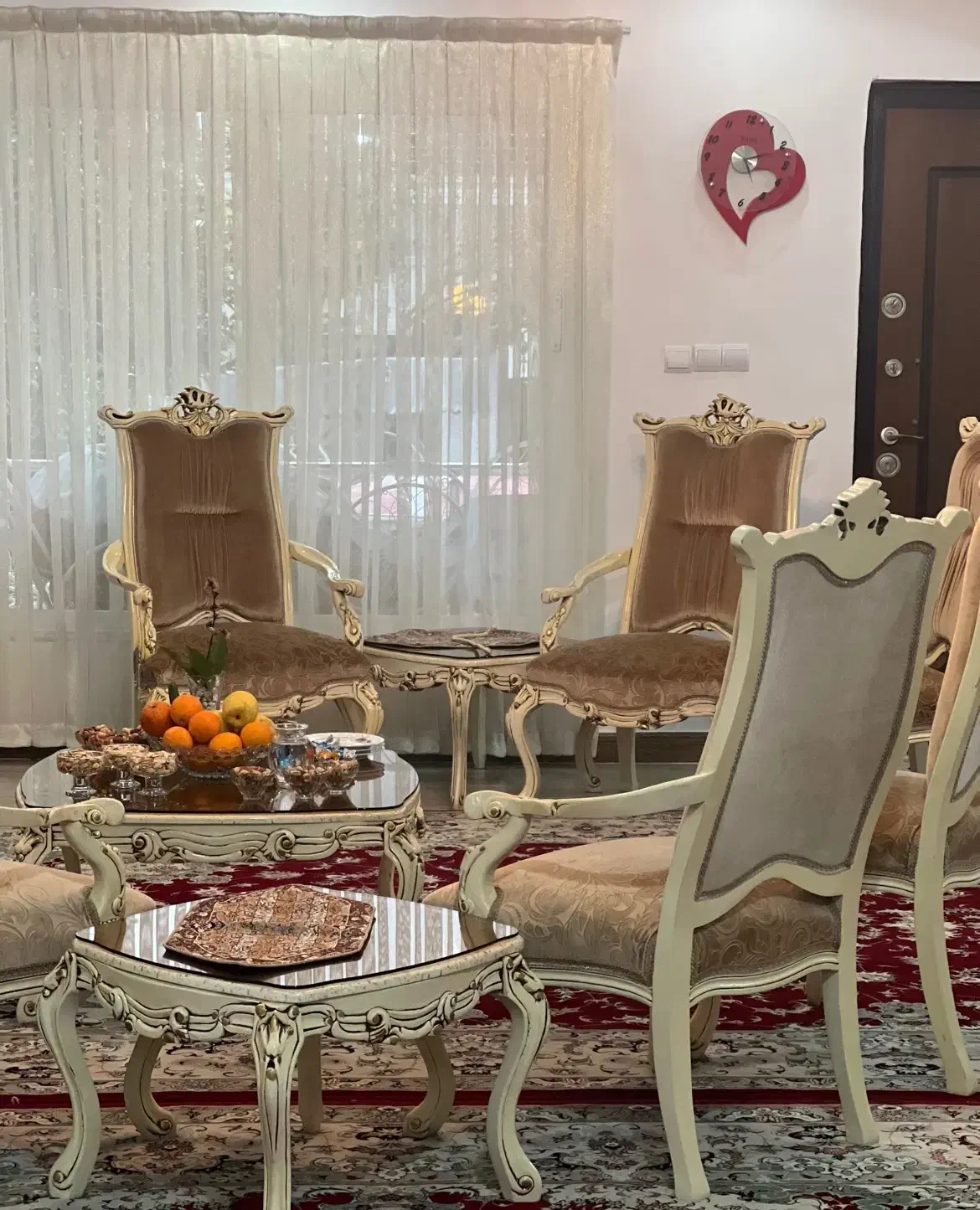 مبل سلطنتی کرم رنگ و عسلی|مبلمان خانگی و میز عسلی|چمستان, |دیوار