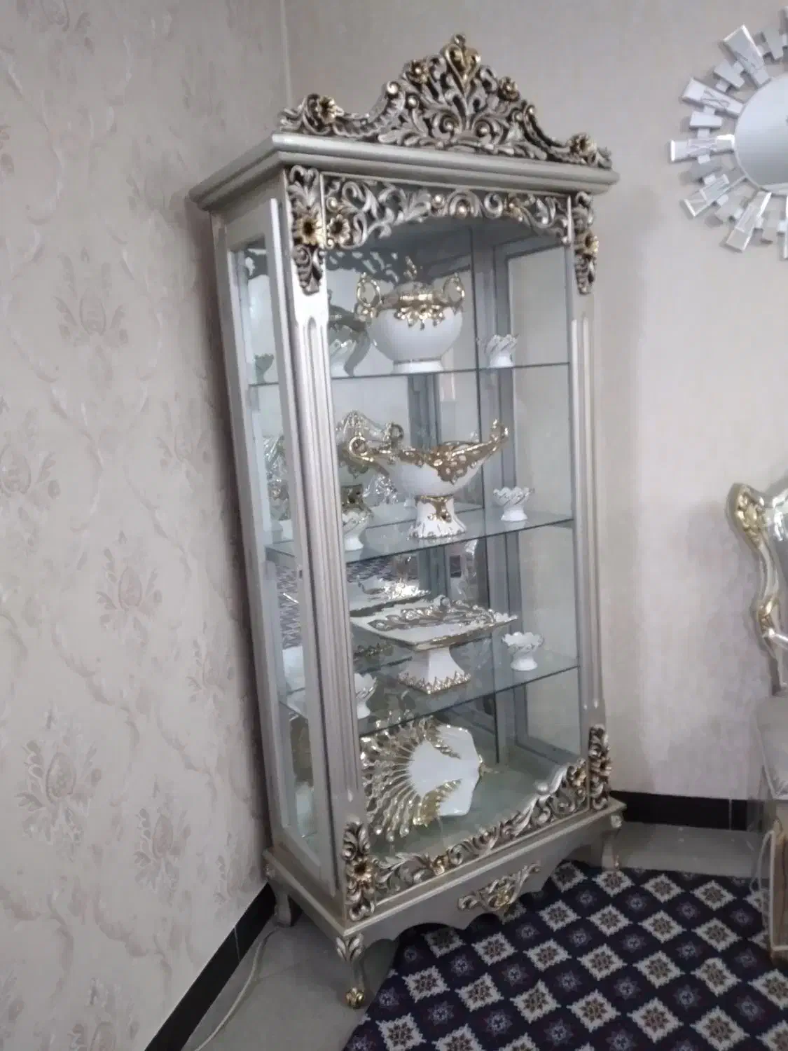 بوفه نقره ای طلایی کاملا سالم و تمیز|بوفه، ویترین، کنسول|تهران, شهرک ولیعصر جنوبی|دیوار