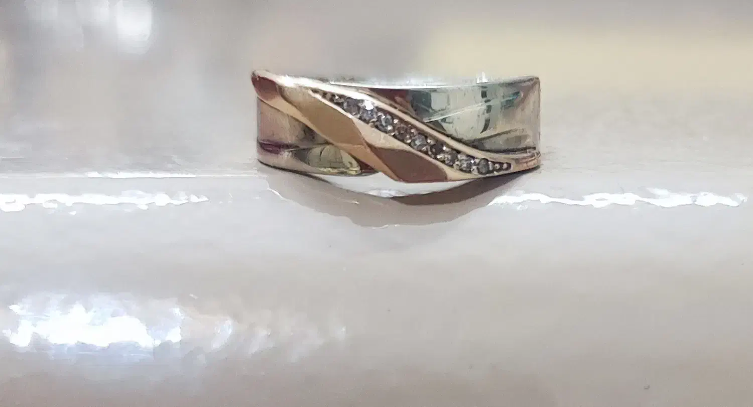 یک قطعه طلا گم شده است|اشیا|اصفهان, سروستان|دیوار