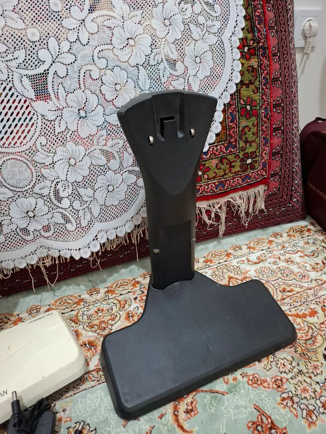 جارو شارژی کرم همراه شارژر و پایه|جاروبرقی، جارو شارژی، بخارشو|تهران, شهرآرا|دیوار
