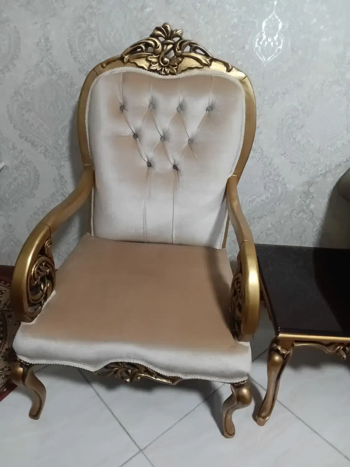 دوعدد صندلی|صندلی و نیمکت|محمدشهر, یزدیها|دیوار