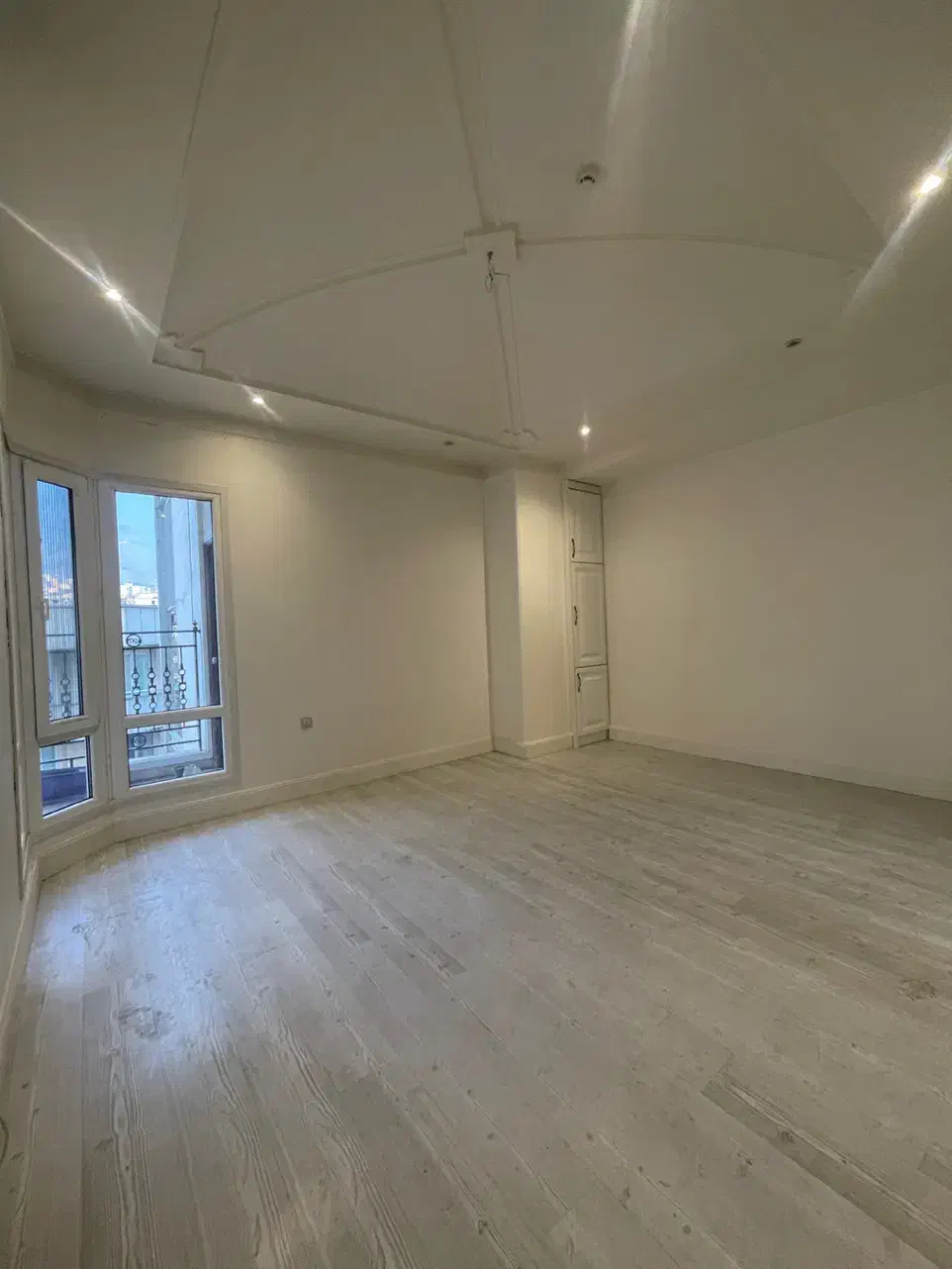 ۲۲۰متر فرشته/برج باغ کلاسیک/۲ پارکینگ