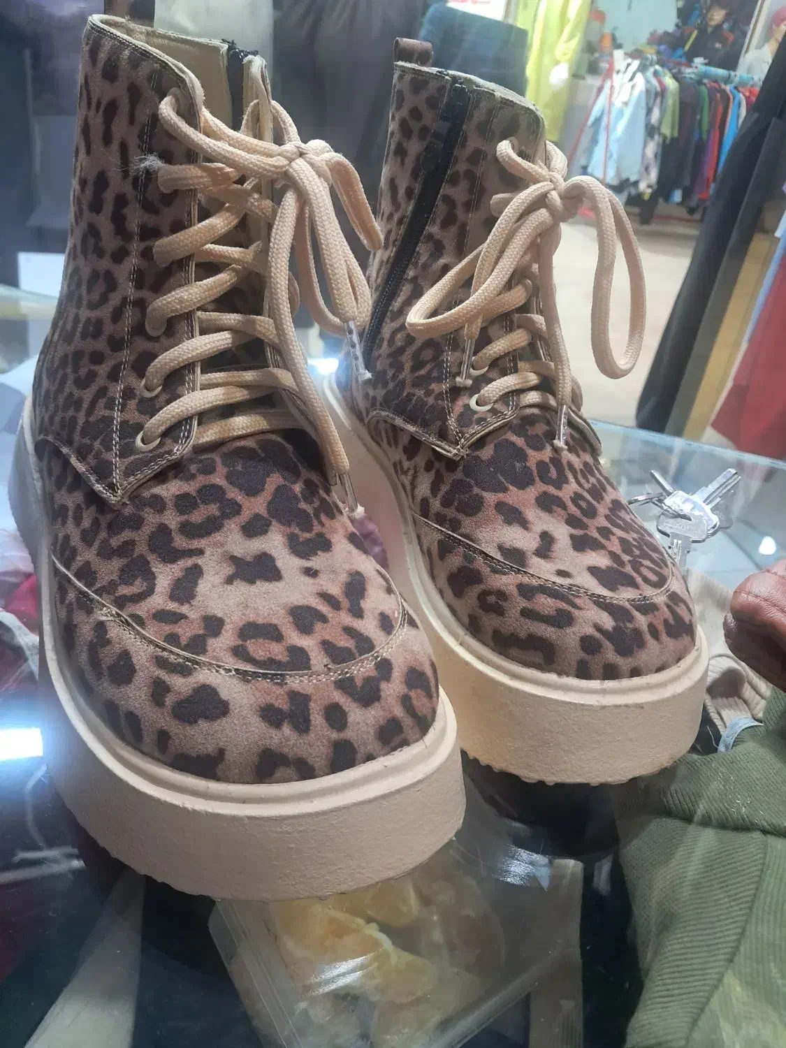 نیم بوت|کیف، کفش، کمربند|دوگنبدان, |دیوار