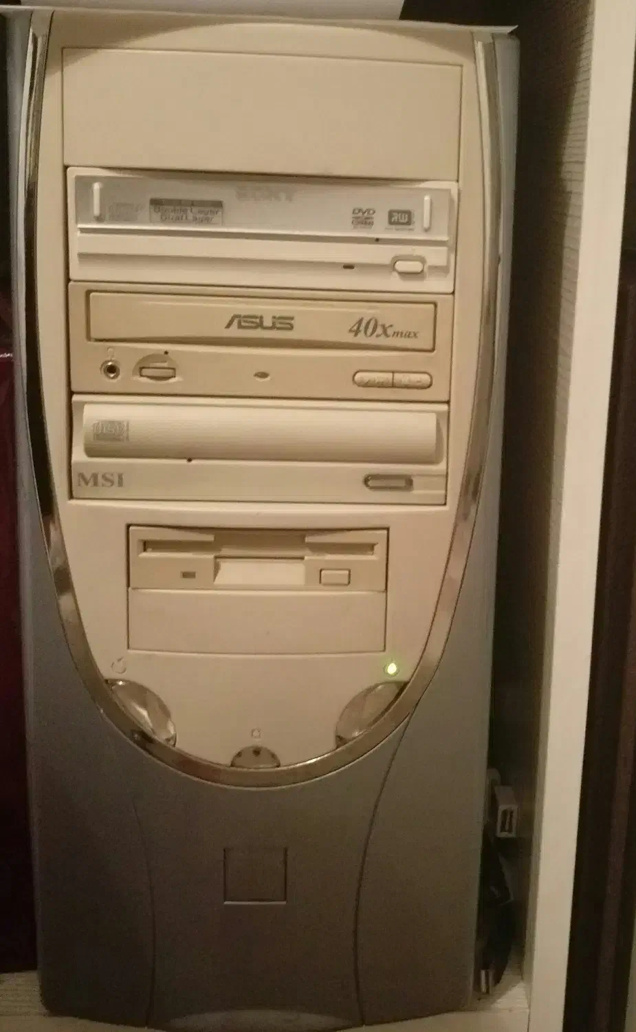 کامپیوتر رومیزی قدیمی (کیس و مانیتور و صفحه کلید)|رایانه رومیزی|همدان, |دیوار