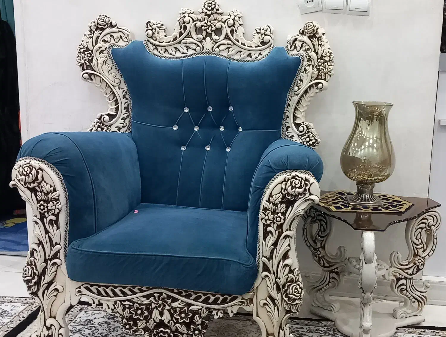 مبلمان سلطنتی۷ نفره همراه با جلو مبلی و میز عسلی|مبلمان خانگی و میز عسلی|نسیمشهر, |دیوار