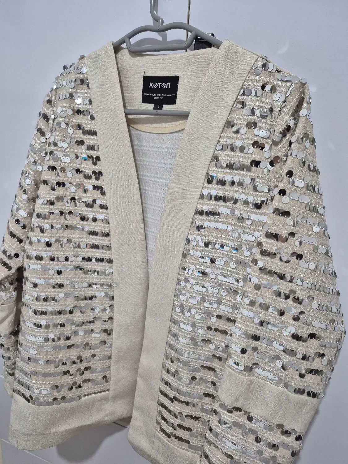 کت مجلسی پولکی|لباس|مرودشت, بهارستان|دیوار