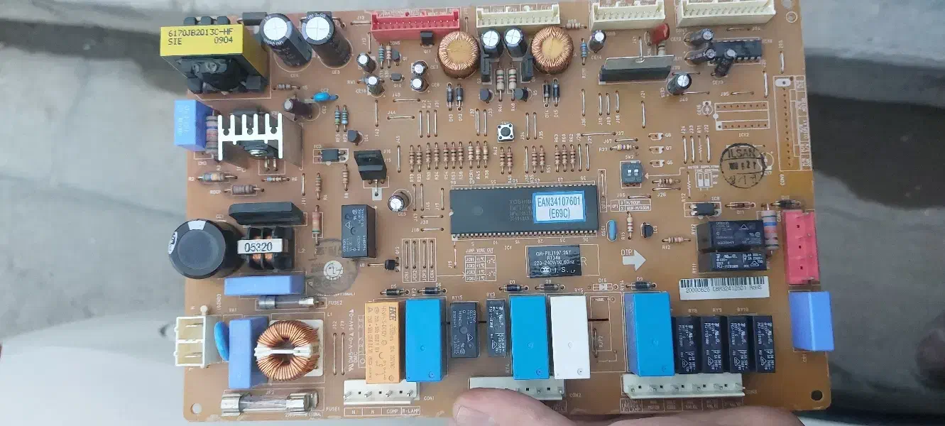 تعمیر انواع یخچال فریزر خانگی با یکسال ضمانت|خدمات پیشه و مهارت|قم, حنیف نژاد|دیوار