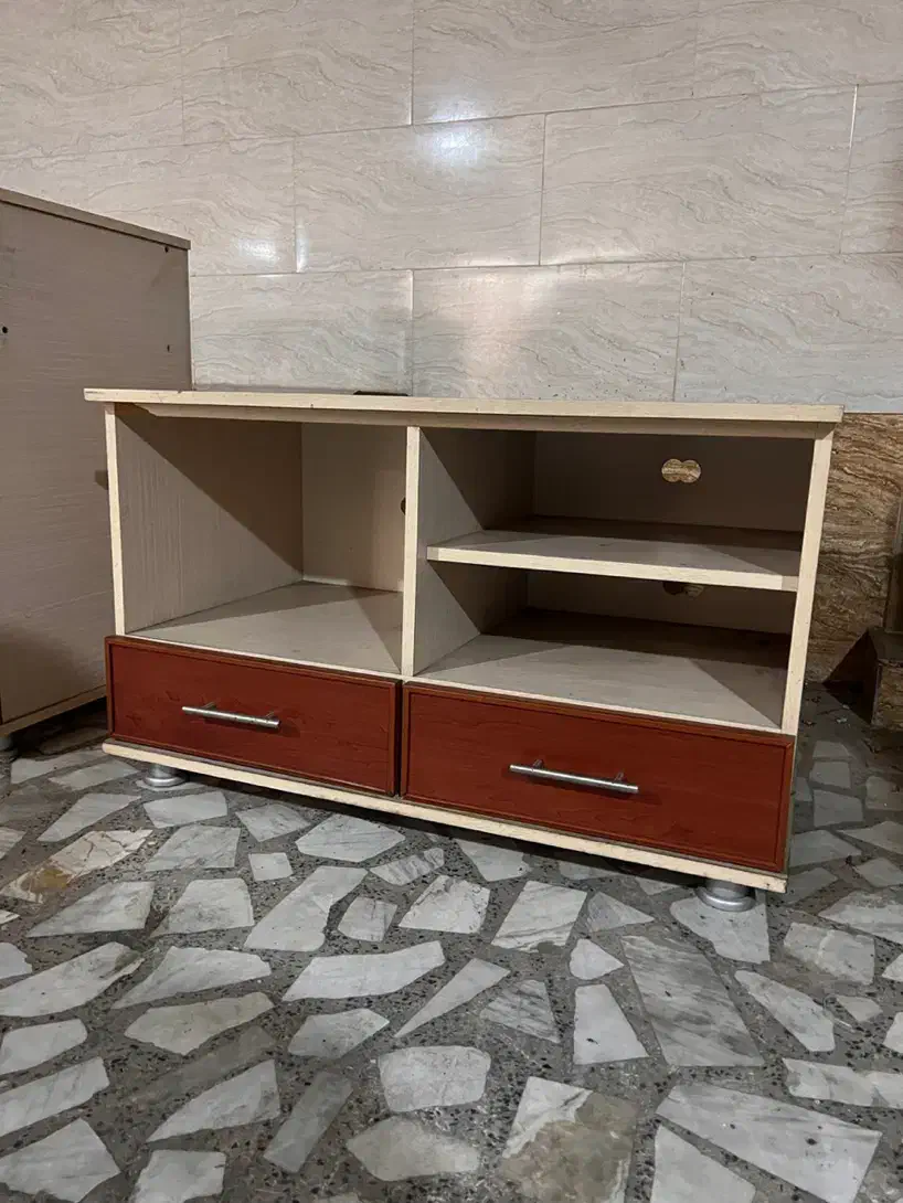 فرش و ۲ عدد میز تلویزیون|میز تلویزیون|رشت, استادسرا|دیوار