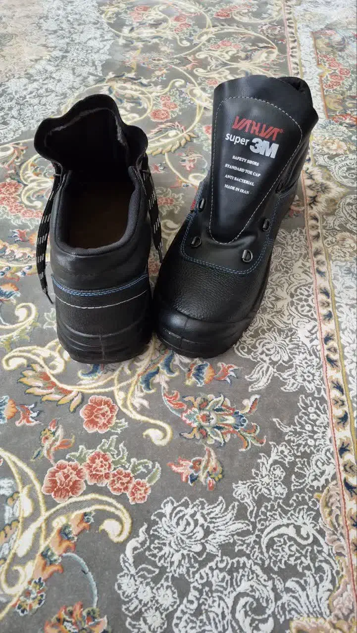 کفش کار|کیف، کفش، کمربند|گلبهار, شهر جدید گلبهار|دیوار