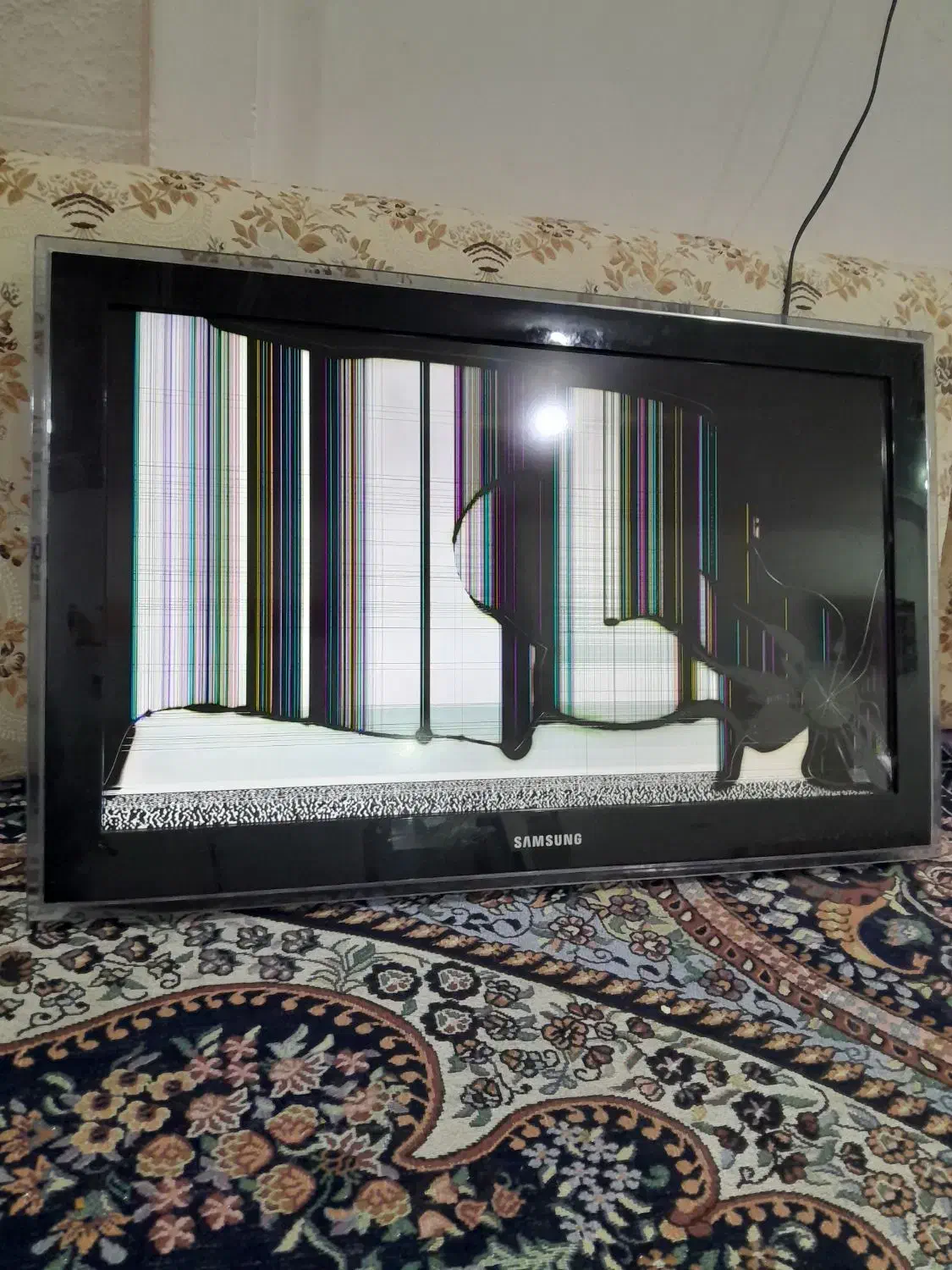 تلویزیون ال سی دی هستش ضربه خورده|تلویزیون و پروژکتور|دزفول, |دیوار