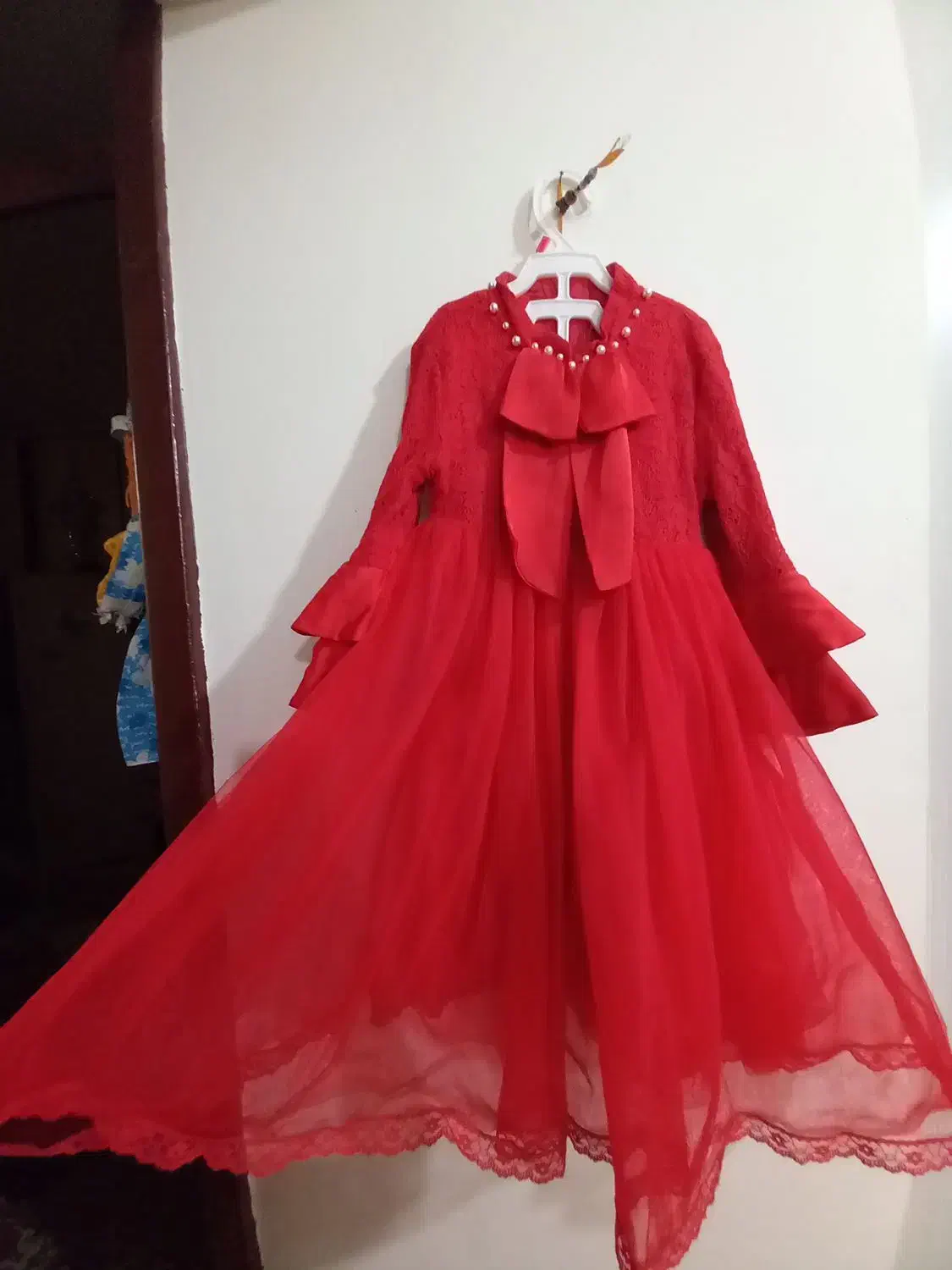 پیراهن مجلسی قرمز رنگ پرچین وپیراهن سفید سورمه ای|لباس|آبادان, |دیوار