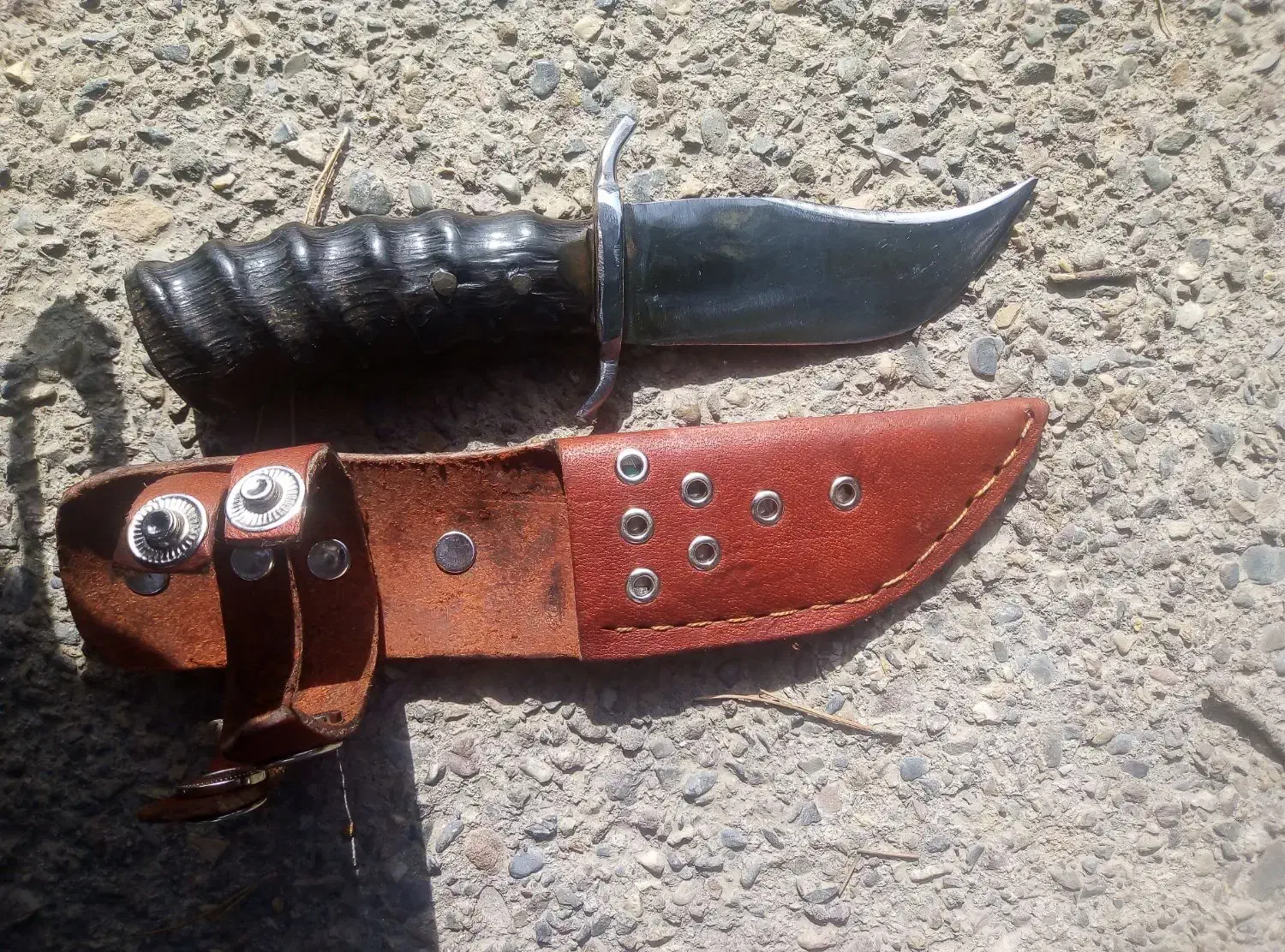 چاقو کلکسیونی|کلکسیون اشیاء عتیقه|نیشابور, مدرس|دیوار