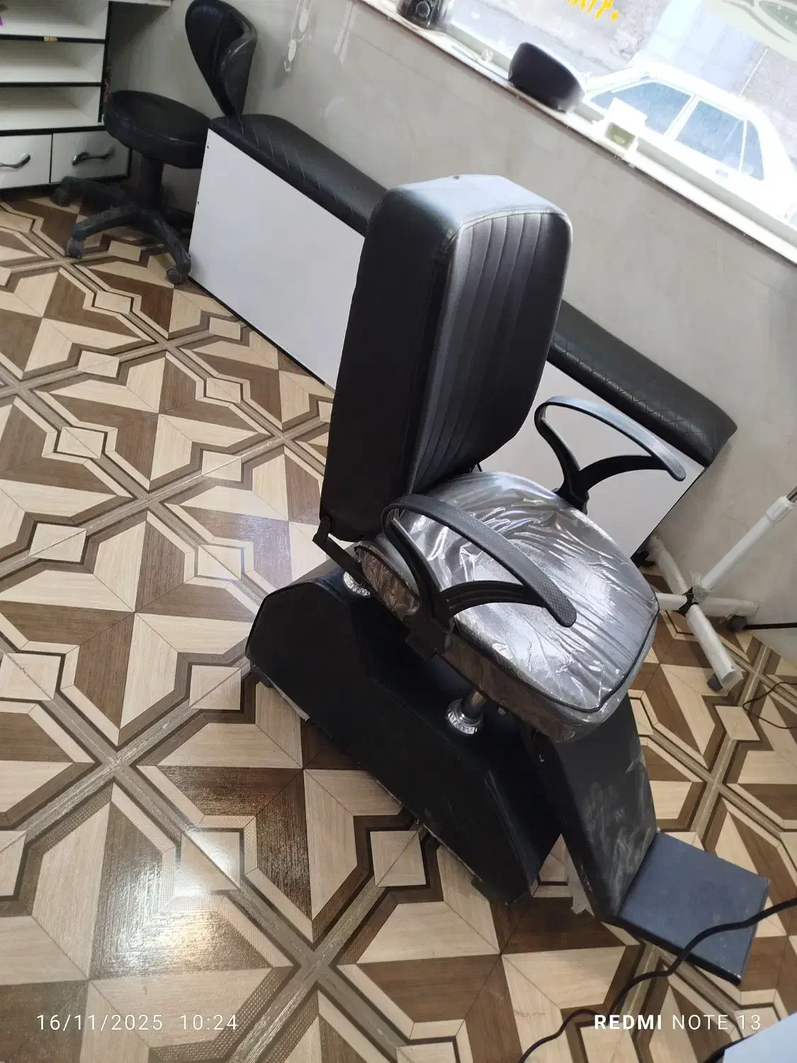 دکور آرایشگاه|آرایشگاه و سالن‌های زیبایی|اسدآباد, |دیوار