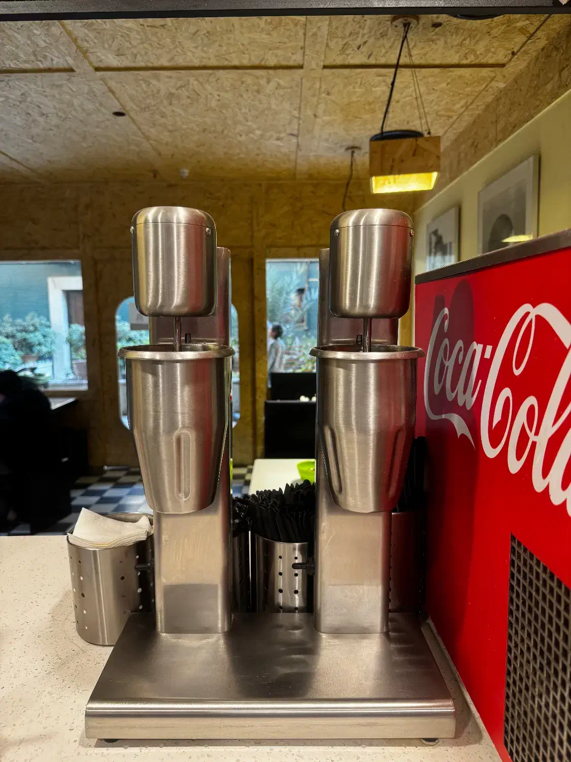 فروش دستگاه شیک و نوشابه لیوانی و میز وصندلی ها|کافیشاپ و رستوران|تهران, والفجر|دیوار