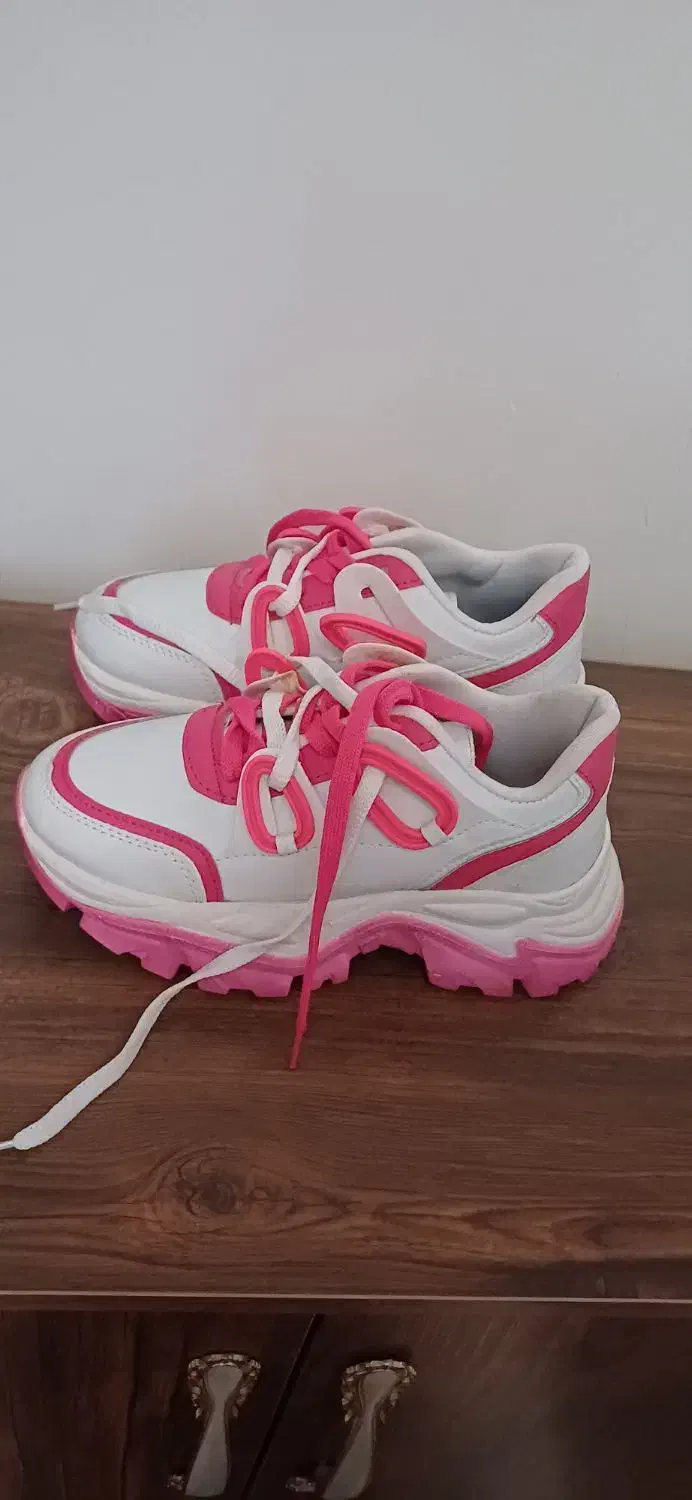 کفش|کیف، کفش، کمربند|میانه, |دیوار