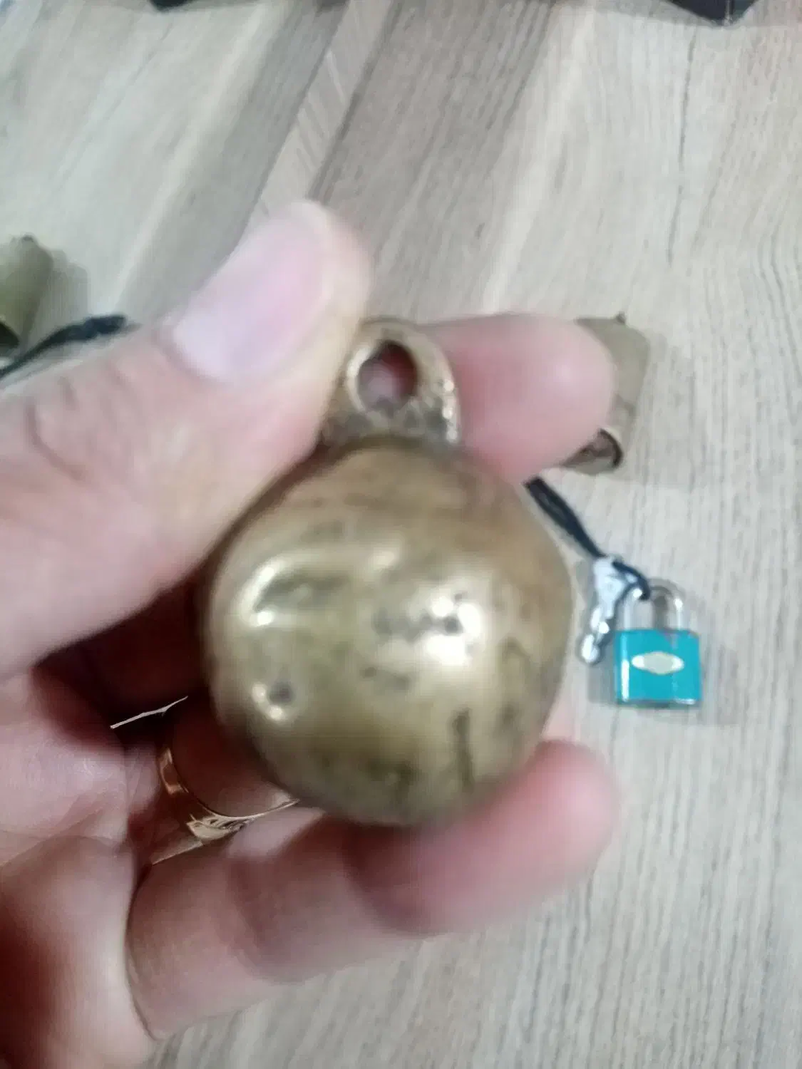 زنگوله و قفل قدیمی|کلکسیون اشیاء عتیقه|اندیشه, اندیشه فاز ۳|دیوار