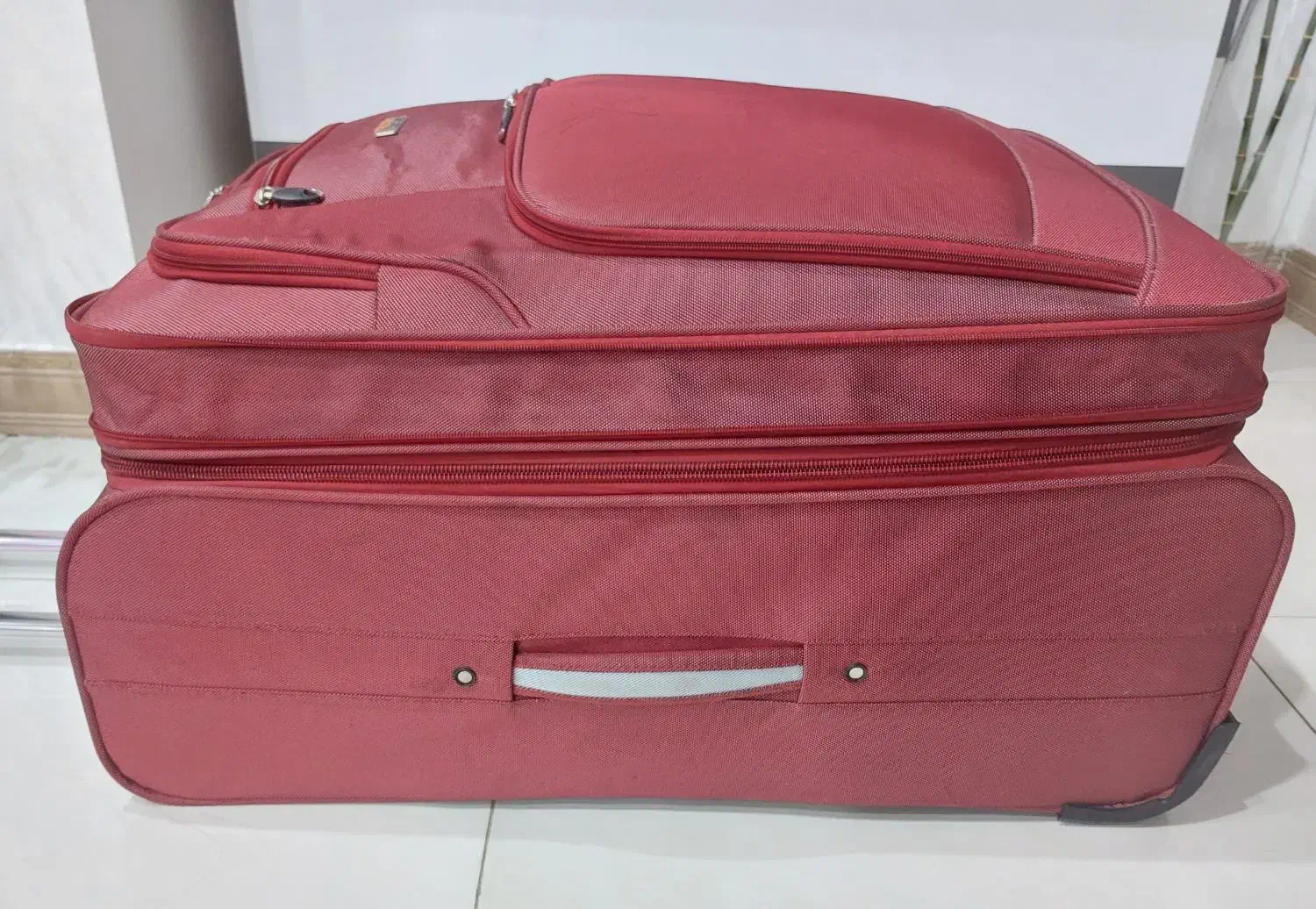 چمدان قرمز|کیف، کفش، کمربند|دورود, |دیوار