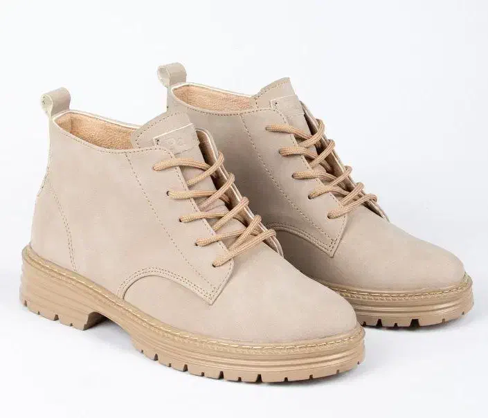 حراج کتونی و نیم بوت به علت تغییر کاربری|کیف، کفش، کمربند|تهران, شهرک شهید باقری|دیوار