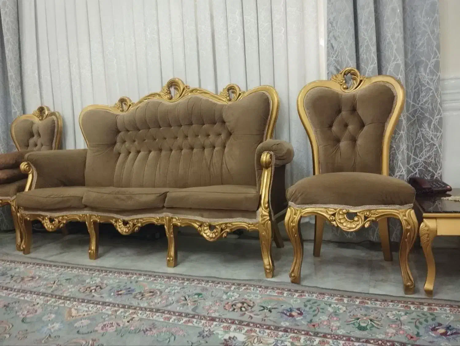 مبلمان 9 نفره چوب گردو به همراه جلو مبلی و عسلی|مبلمان خانگی و میز عسلی|بهارستان, |دیوار