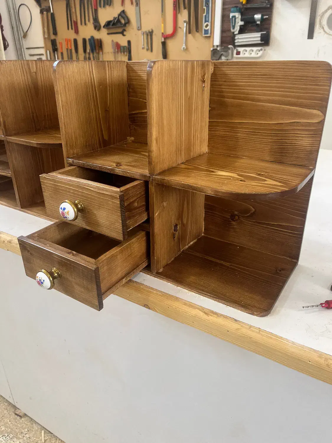 استند لوازم ارایشی|آرایشگاه و سالن‌های زیبایی|کاشان, کوچه باسکول|دیوار